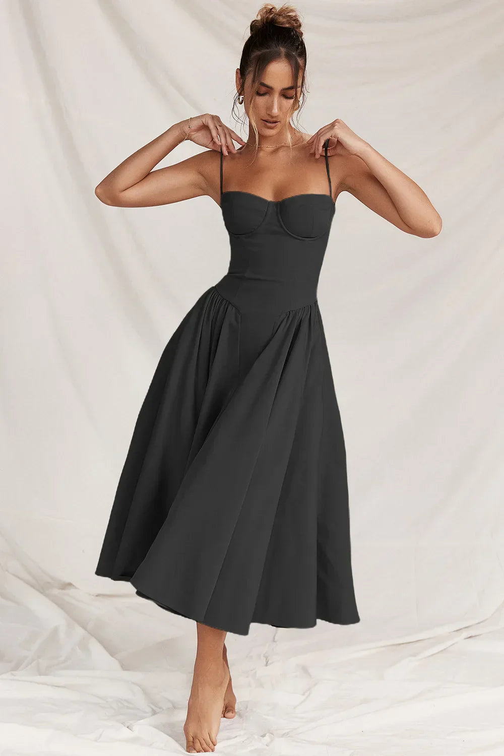 Carmen™ | Robe midi sans manches avec coupe corset